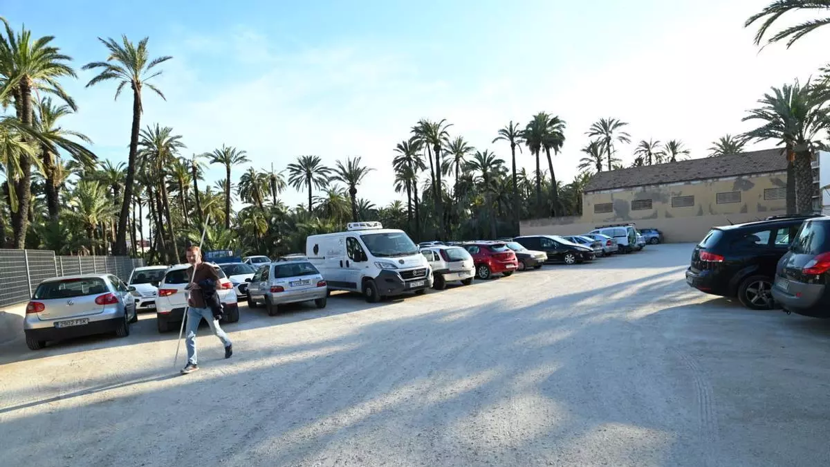 Recogen firmas para que el Ayuntamiento de Elche asfalte un parking