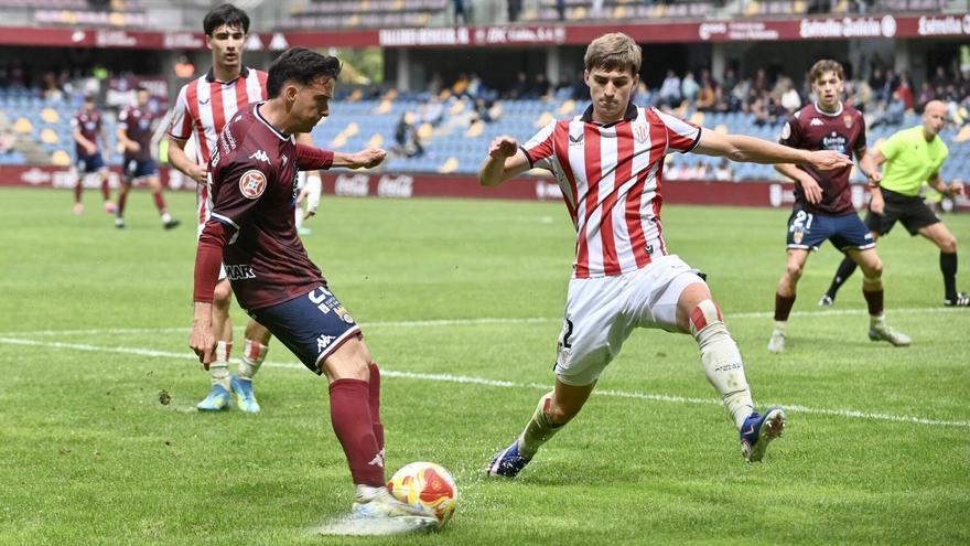 Alberto Gil realizando un disparo durante el partido contra el Bilbao Athletic B en Pasarón.