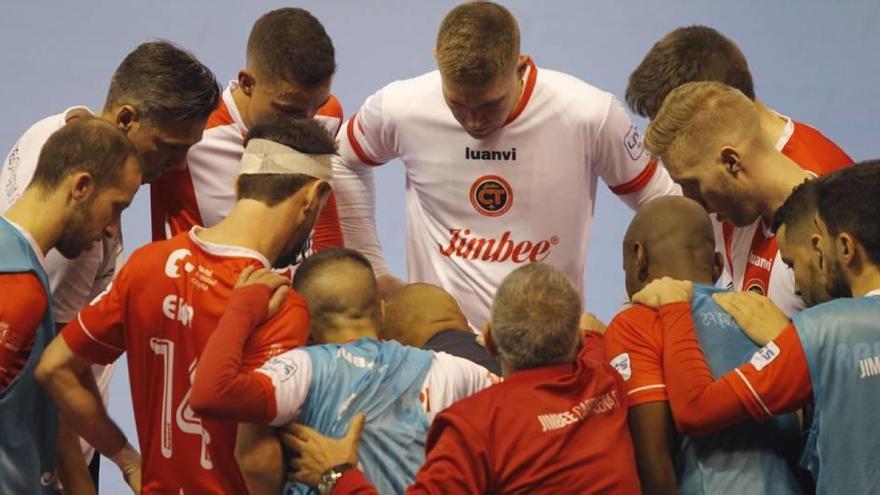 Los jugadores del Jimbee Cartagena, durante un tiempo muerto la pasada jornada.