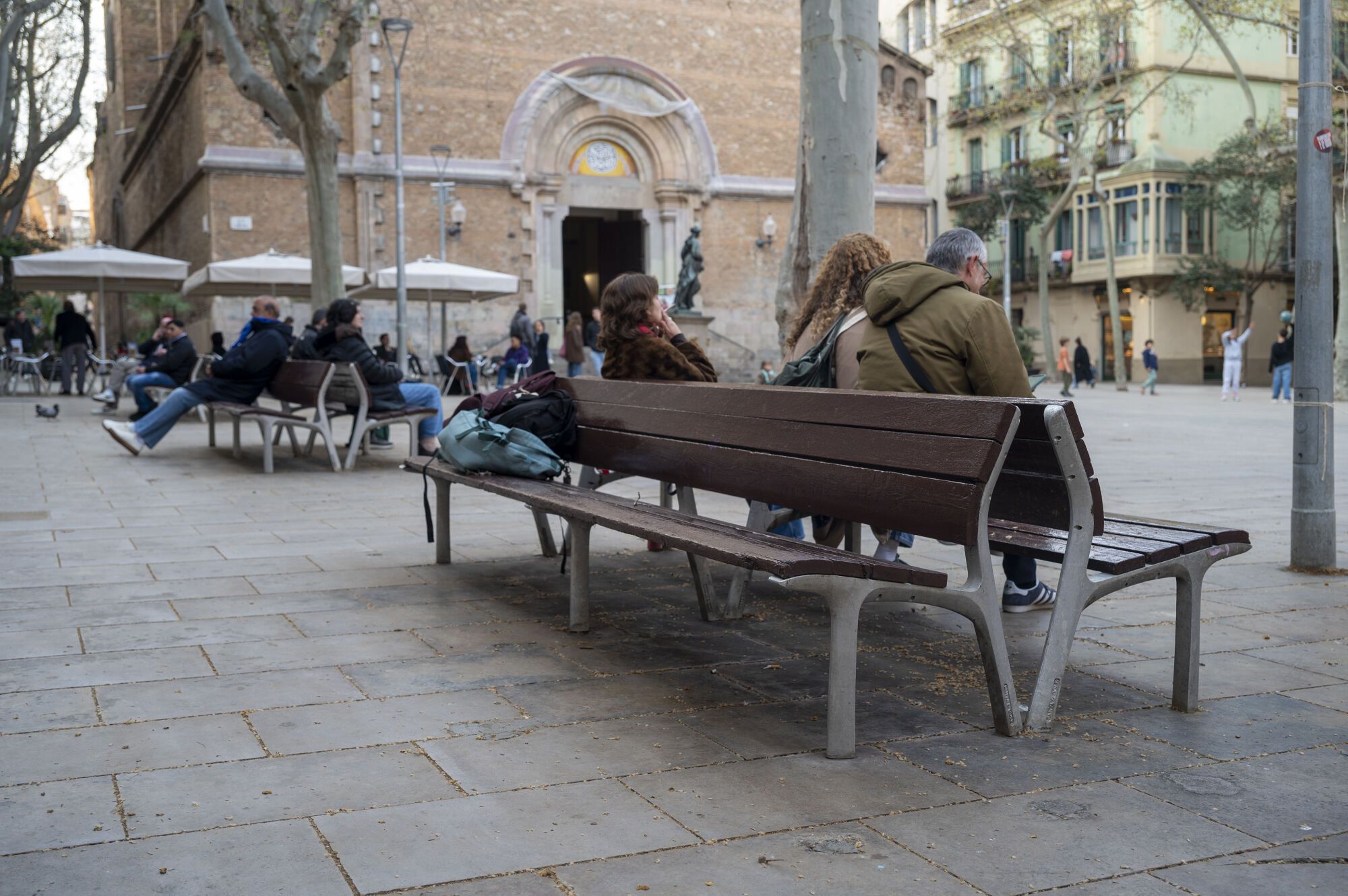 Barcelona diversifica el mobiliario en sus calles: bancos, sillas, tumbonas y mucho más