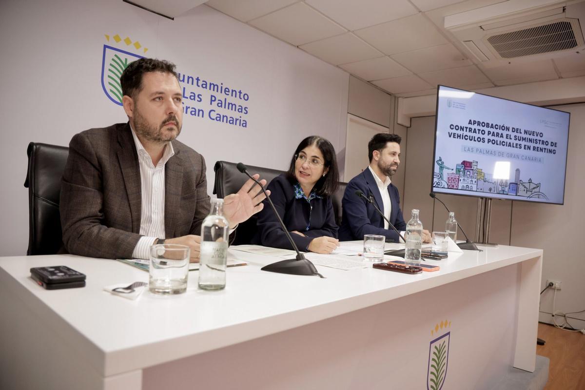 Josué Iñiguez, Carolina Darias y Héctor Alemán, en la presentación del contrato para la renovación del parque móvil de la Policía Local