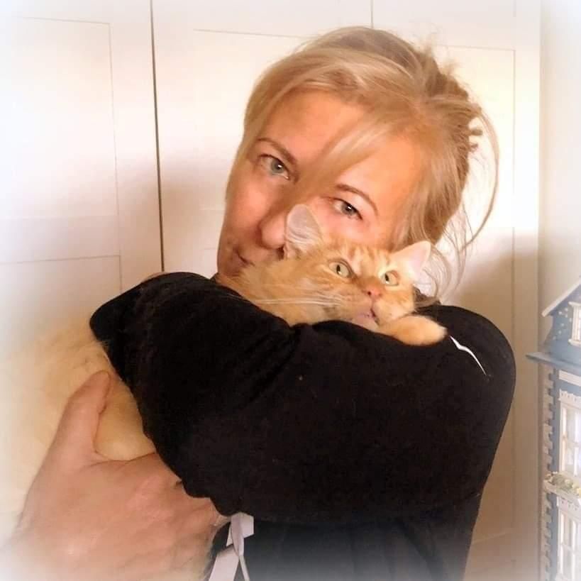 Chiqui Cueto, con su gata Freya, adoptada.