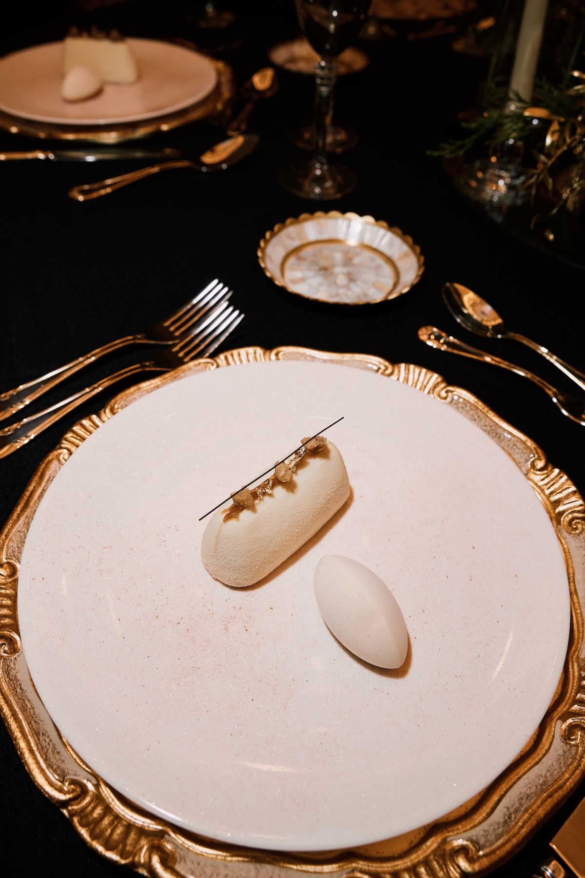 El mousse de mascarpone, castaña, cassis y helado de vainilla tostada cierra el Menú de Nochevieja más exclusivo de Madrid.