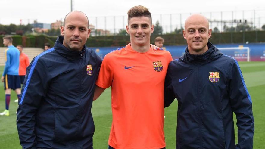 Èric Montes, entre el sallentí Gabri, entrenador, i el navassenc Marc Guitart, preparador físic, durant la seva etapa al Barça juvenil