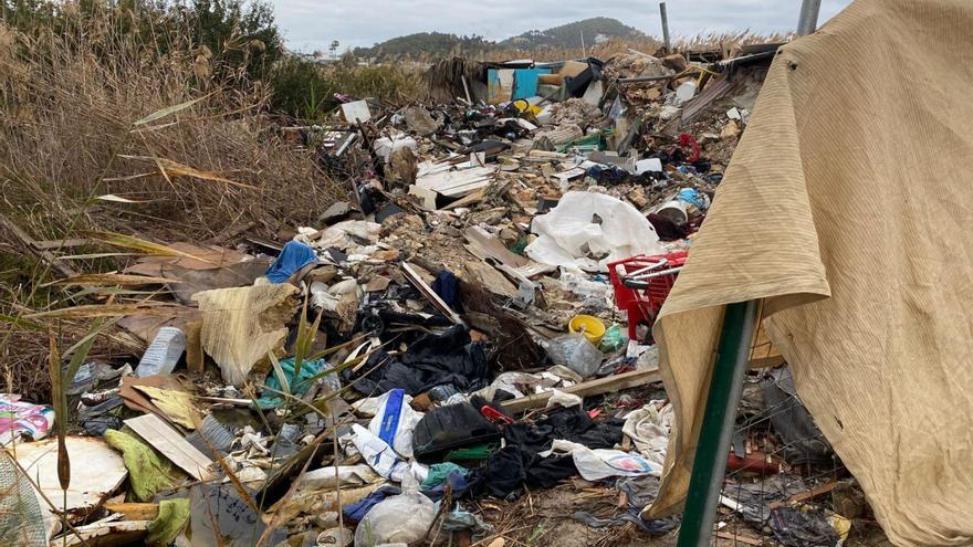 La basura acumulada en la parcela del Prat de ses Monges de ses Feixes. | PSOE