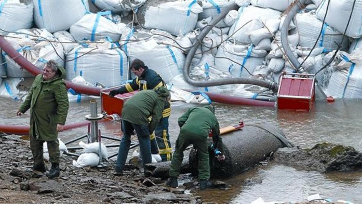 Desactivación 8Un equipo de expertos analiza una bomba de la segunda guerra mundial hallada en el 2011 en la localidad de Koblenz.