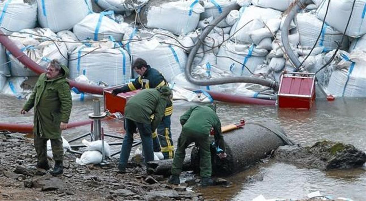 Desactivació 8 Un equip d’experts analitzen una bomba de la segona guerra mundial trobada el 2011 a la localitat de Koblenz. Desactivació 8 Un equip d’experts analitzen una bomba de la segona guerra mundial trobada el 2011 a la localitat de Koblenz.