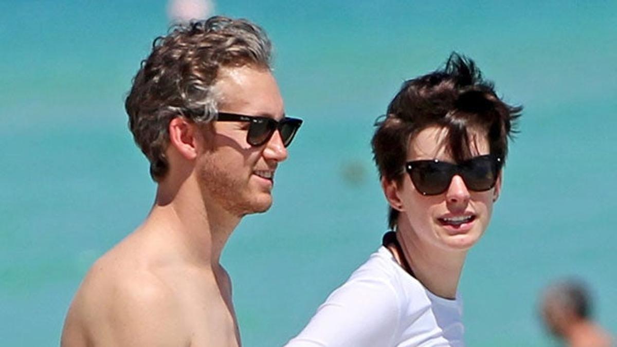 Anne Hathaway y su marido disfrutan de la playa