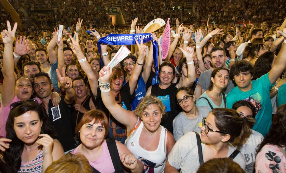 El almeriense inauguró los conciertos de verano de la provincia en una abarrotada Plaza de Toros.