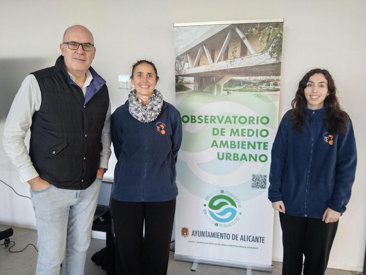 Manuel Villar con las educadoras del Rincón de la Abeja