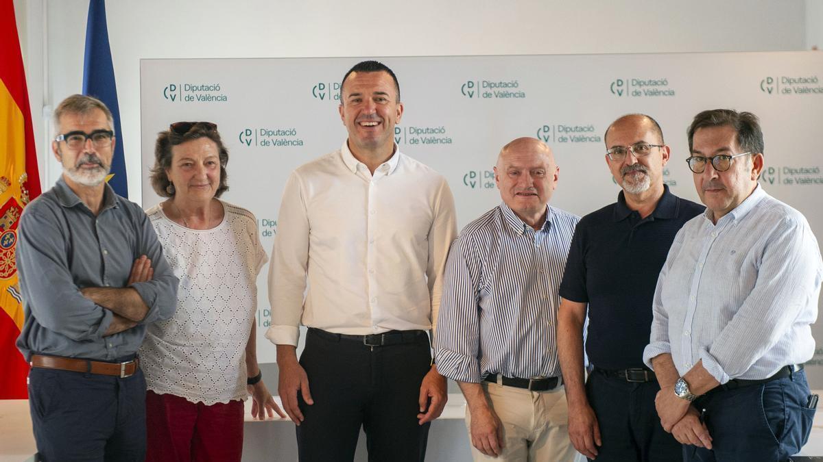 Vicent Mompó con los responsables de las instituciones culturales de la diputación.