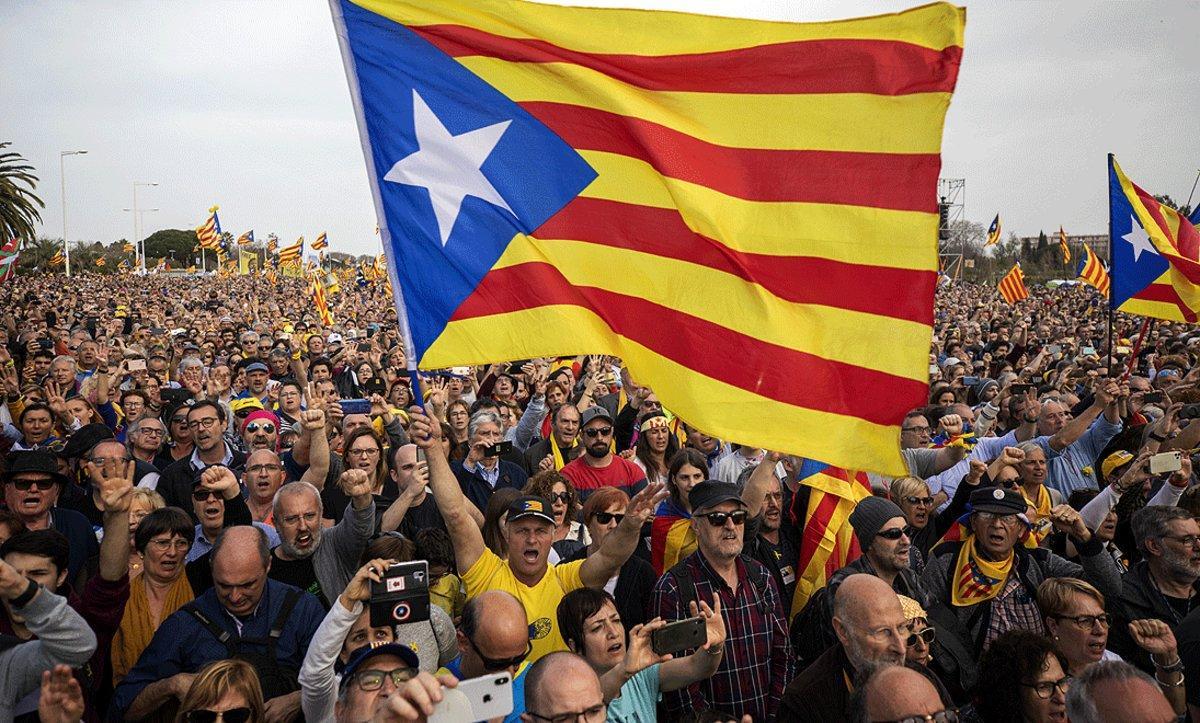 Vista general de los asistentes al acto convocado por Carles Puigdemont este sábado en Perpinyà.