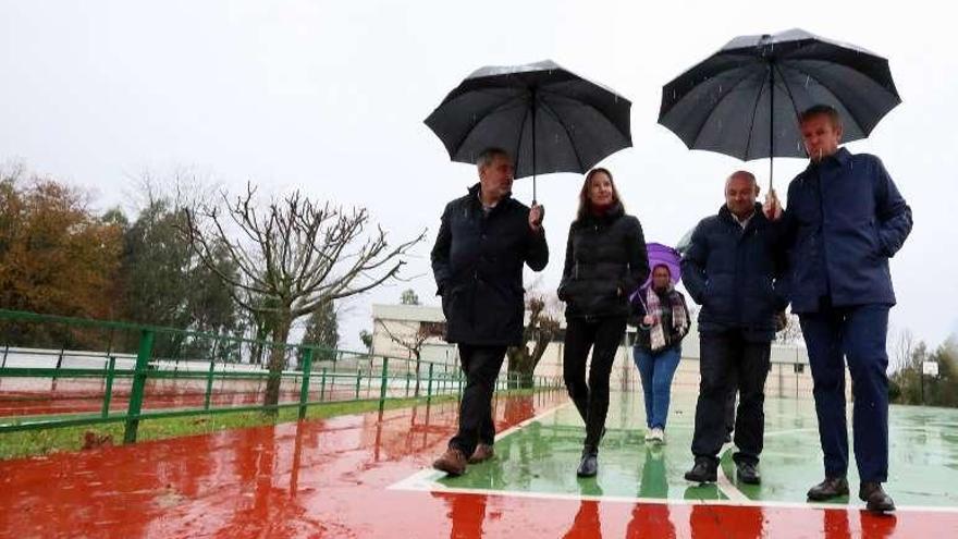 Rueda visitó ayer las pistas del colegio de Covelo. // A.Hernández