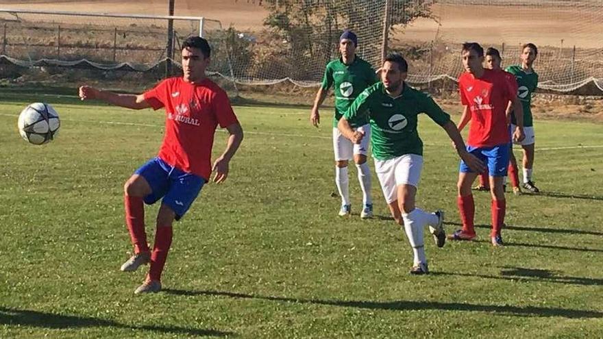 Un jugador benaventano trata de controlar el balón.