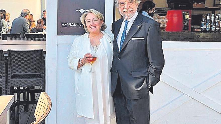 Celebración del aniversario matrimonial de los médicos Antonio Escribano y Concha Delgado.