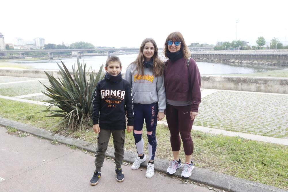 Los menores salen a la calle con juguetes, pelotas, patinetes, peluches y mascarillas después de 42 días de confinamiento - Los padres celebran el final del largo encierro en sus casas.