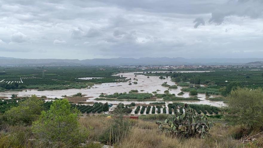 El río Albaida se desborda entre Alberic y Villanueva de Castellón