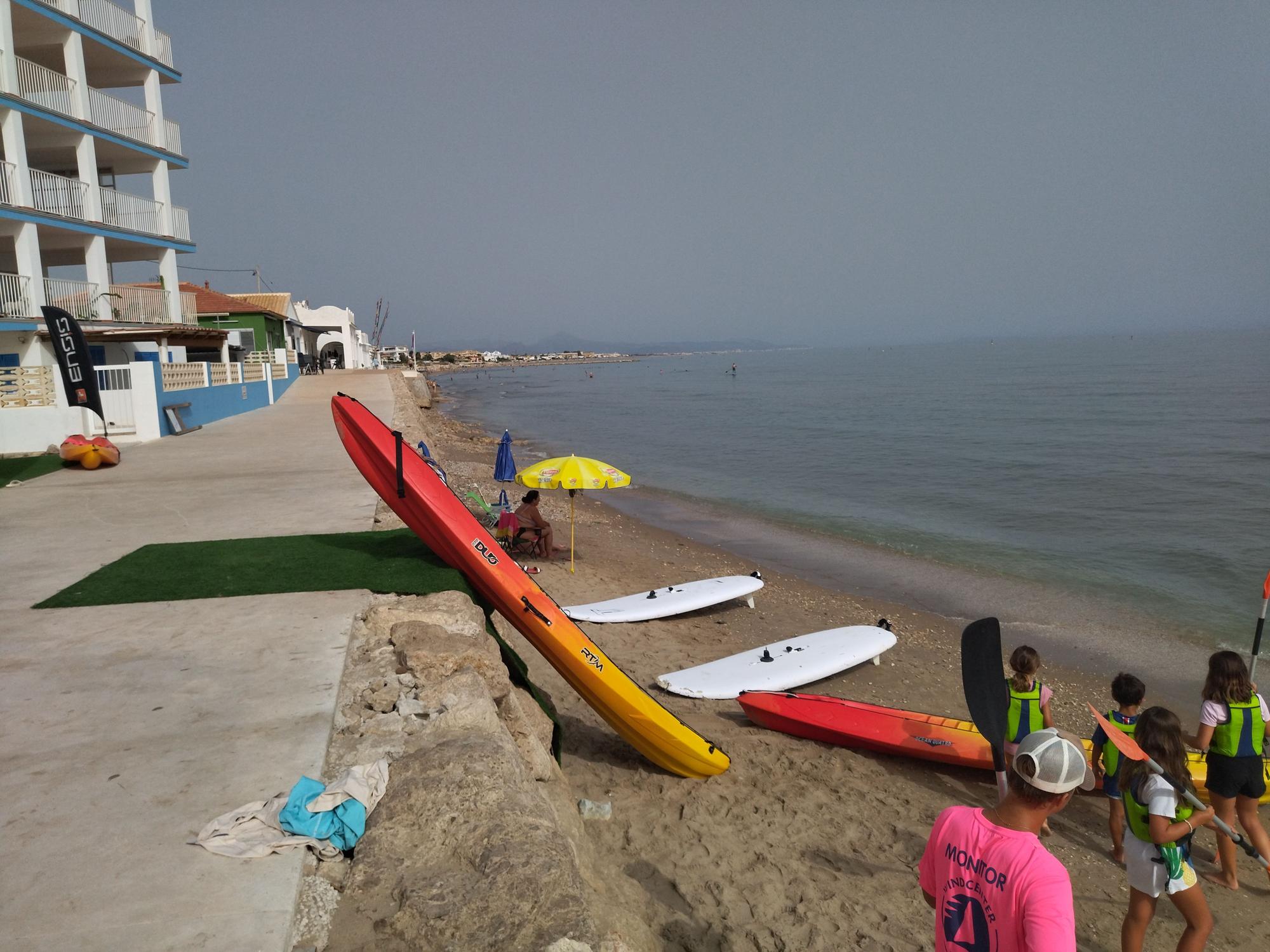 Imágenes: último verano sin arena en la playa de les Deveses de Dénia