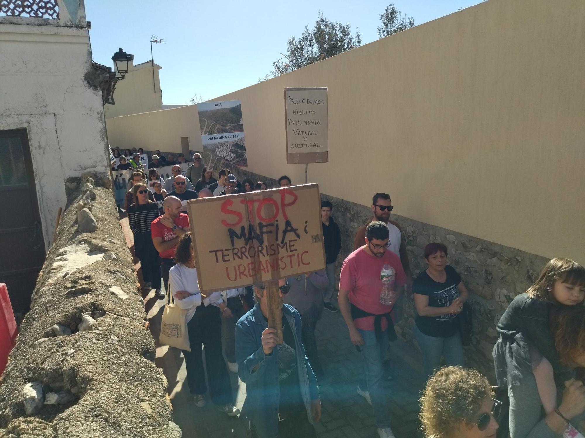 Así ha sido la masiva manifestación de Llíber contra el PAI de 488 casas (imágenes)