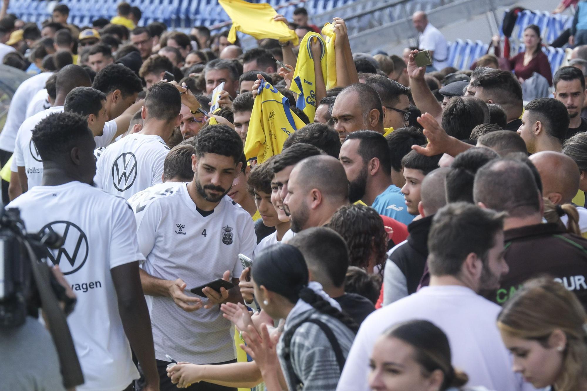 La UD Las Palmas entrena a puerta abierta