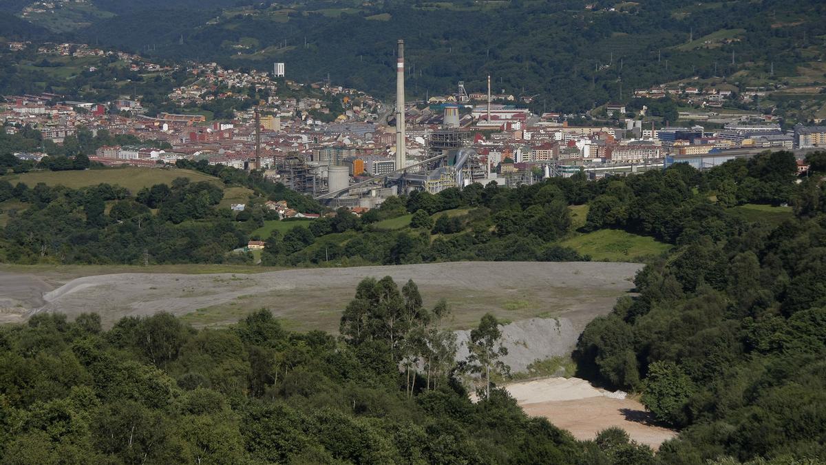 El depósito de cenizas de la térmica de Iberdrola en Cuturrasu (Langreo)