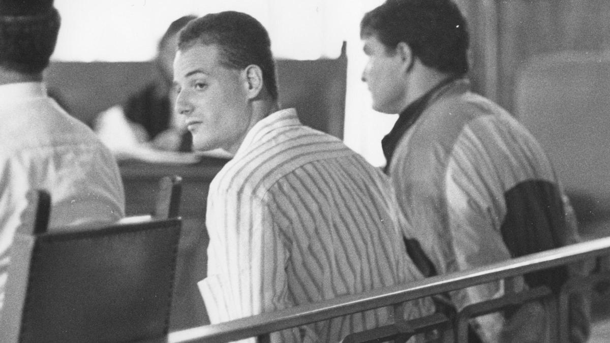 José María Moreno Líndez y su compinche, Indalecio Muñoz (dcha), durante el juicio por los crímenes de los pozos de Picassent, en spetiembre de 1993.