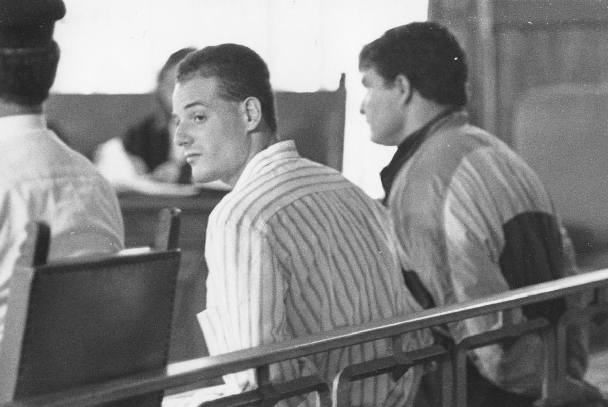 José María Moreno Líndez y su compinche, Indalecio Muñoz (dcha), durante el juicio por los crímenes de los pozos de Picassent, en spetiembre de 1993.