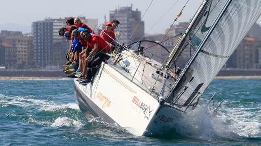 El &quot;Bullbox&quot;, durante la regata.