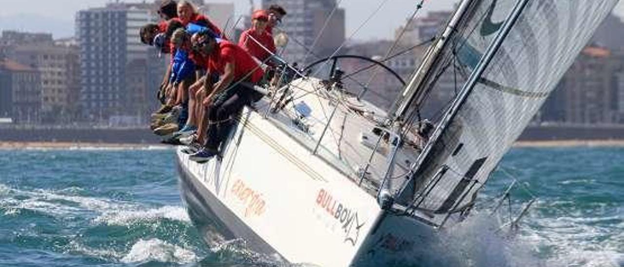 El &quot;Bullbox&quot;, durante una regata.