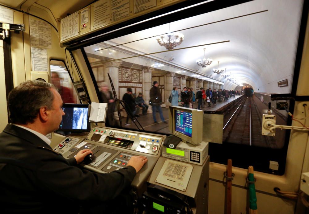 Un operari condueix un tren a Paveletskaya