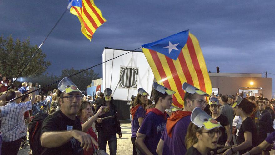 El ball de les urnes és un acte tradicional de l'1-O a Garrigàs.