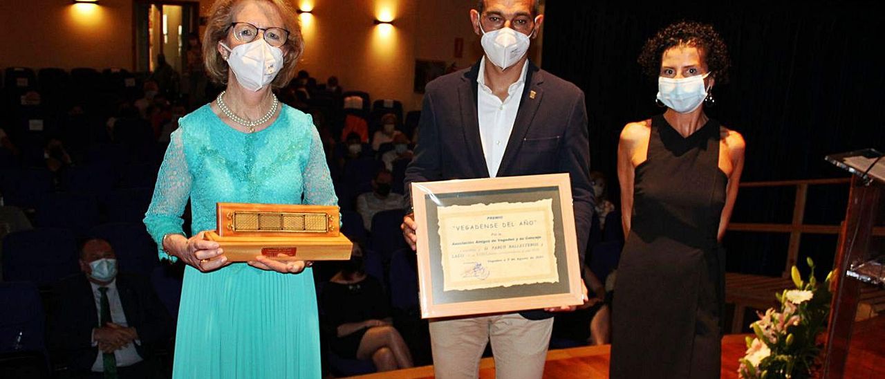 Por la izquierda, Fernanda Salvatierra, Pablo Lago y Marta Santamarina, ayer, en el momento de la entrega del galardón. | Tania Cascudo