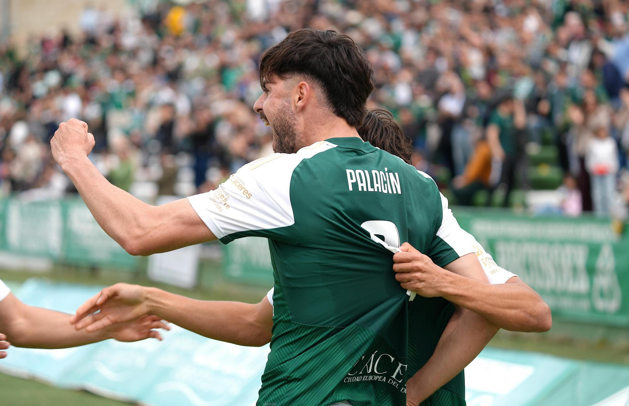 Palacín y Sancho conducen otra vez la fiesta del Cacereño