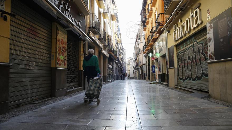 La calle Navas de Granada, vacía y con sus comercios y bares cerrados en una imagen de archivo.