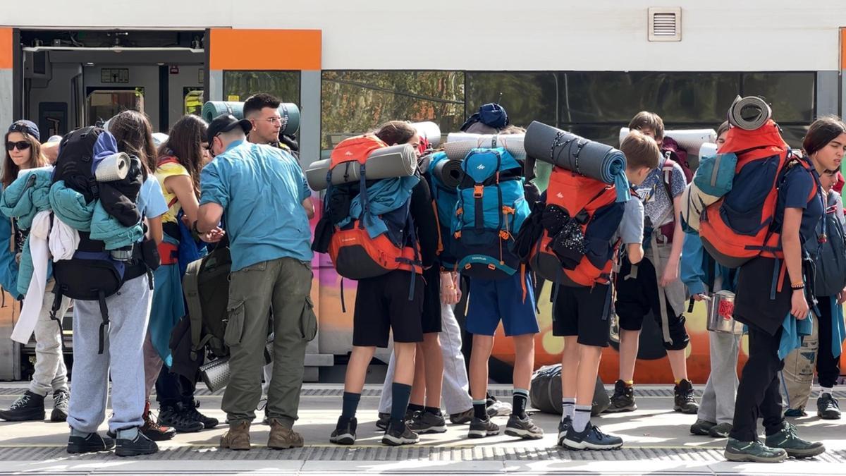 Pasajeros acumulados en la estación de Figueres por el corte de la R11