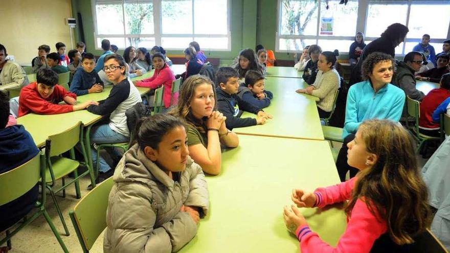 Alumnos del colegio público de Vilaxoán, durante una visita de los usuarios del centro &quot;Con Eles&quot;. // Iñaki Abella