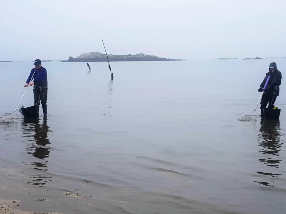 Parquistas de Carril y mariscadores de Vilaxoán durante su vuelta a la actividad.  // FdV