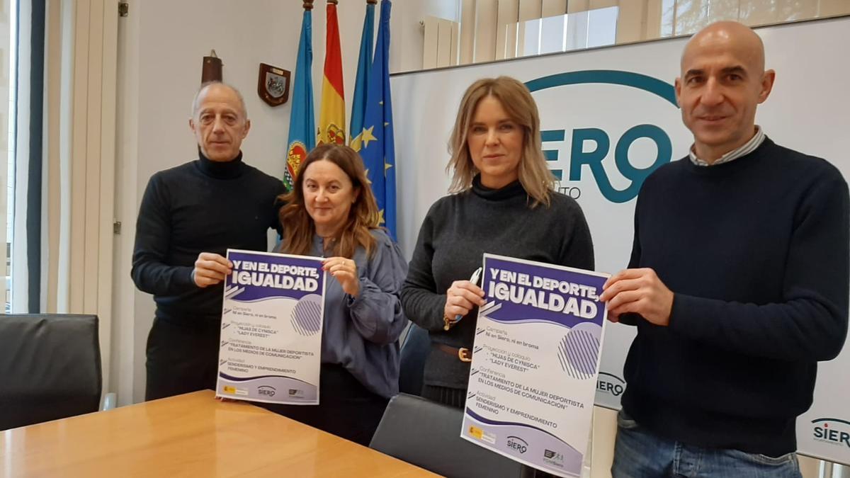 Por la izquierda, Jesús Abad, Eva Montes, Eva Iglesias y Virginio Ramírez, director del PDM, con el cartel de la actividad