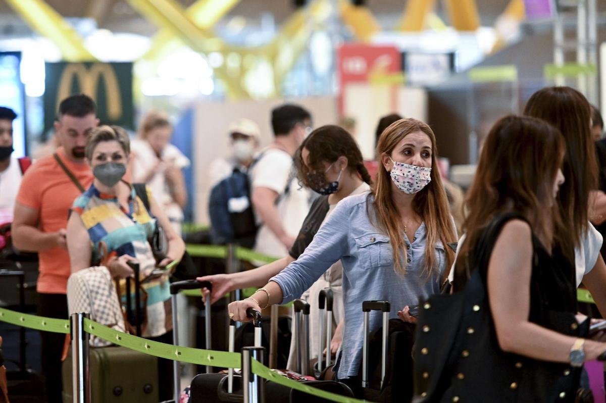 La mascareta continua sent obligatòria als avions