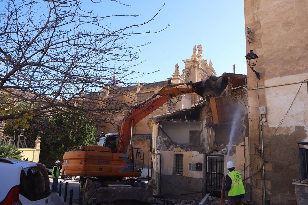 Demolición de las casas situadas en el solar en cuestión.