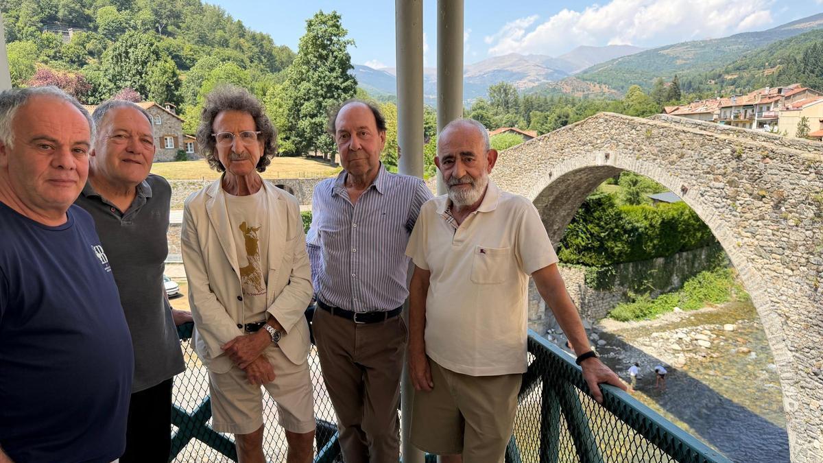 Membres de l'associació amb el Pont Nou de fons