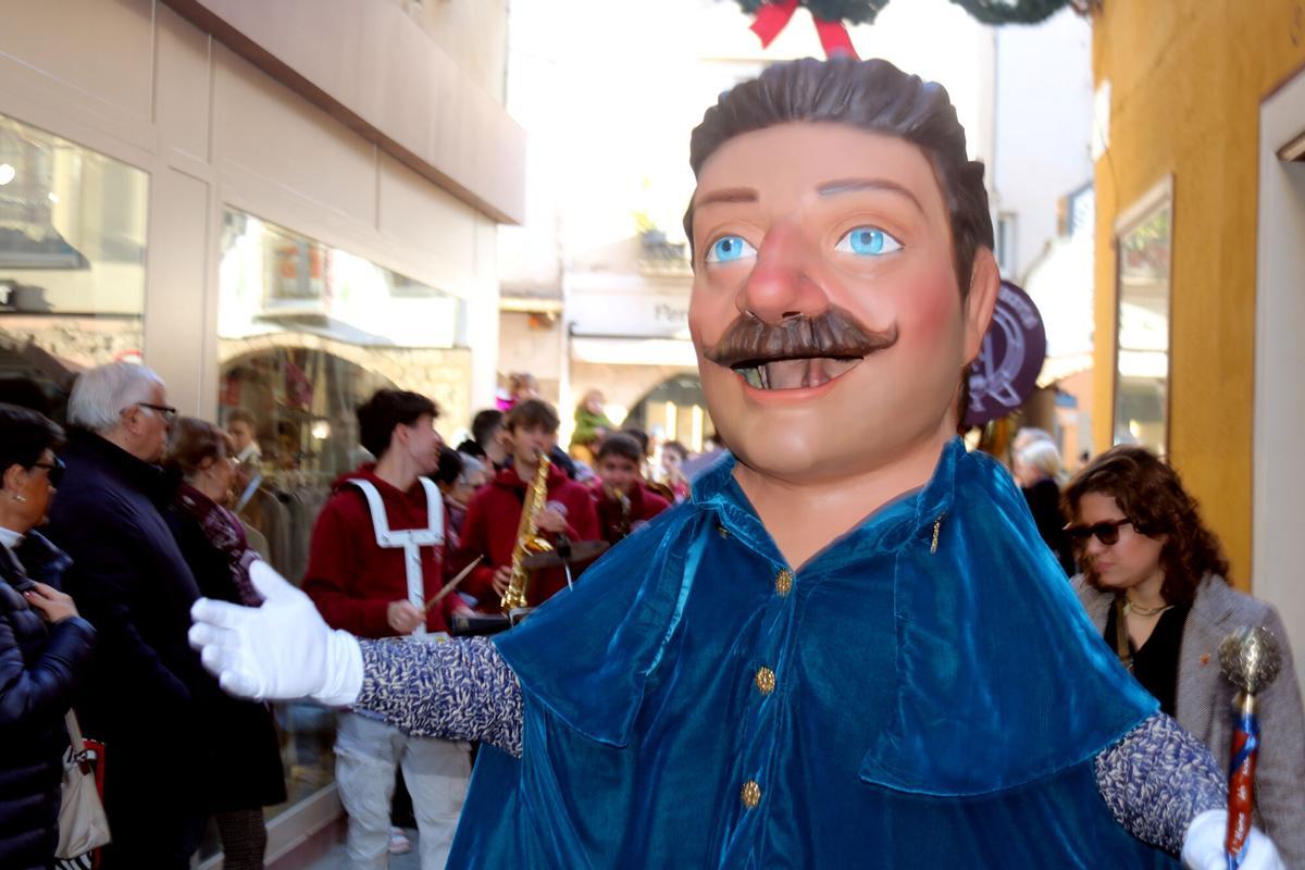 Pla detall de la cara del capgròs de l'Home dels Nassos de Blanes que s'inspira en l'escriptor Joaquim Ruyra