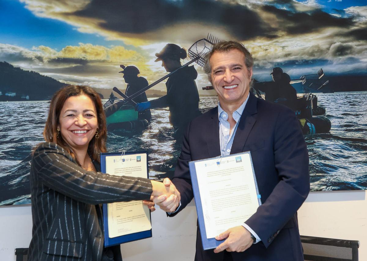 La conselleira Marta Villaverde y el presidente de la DOP, Mané Calvo.