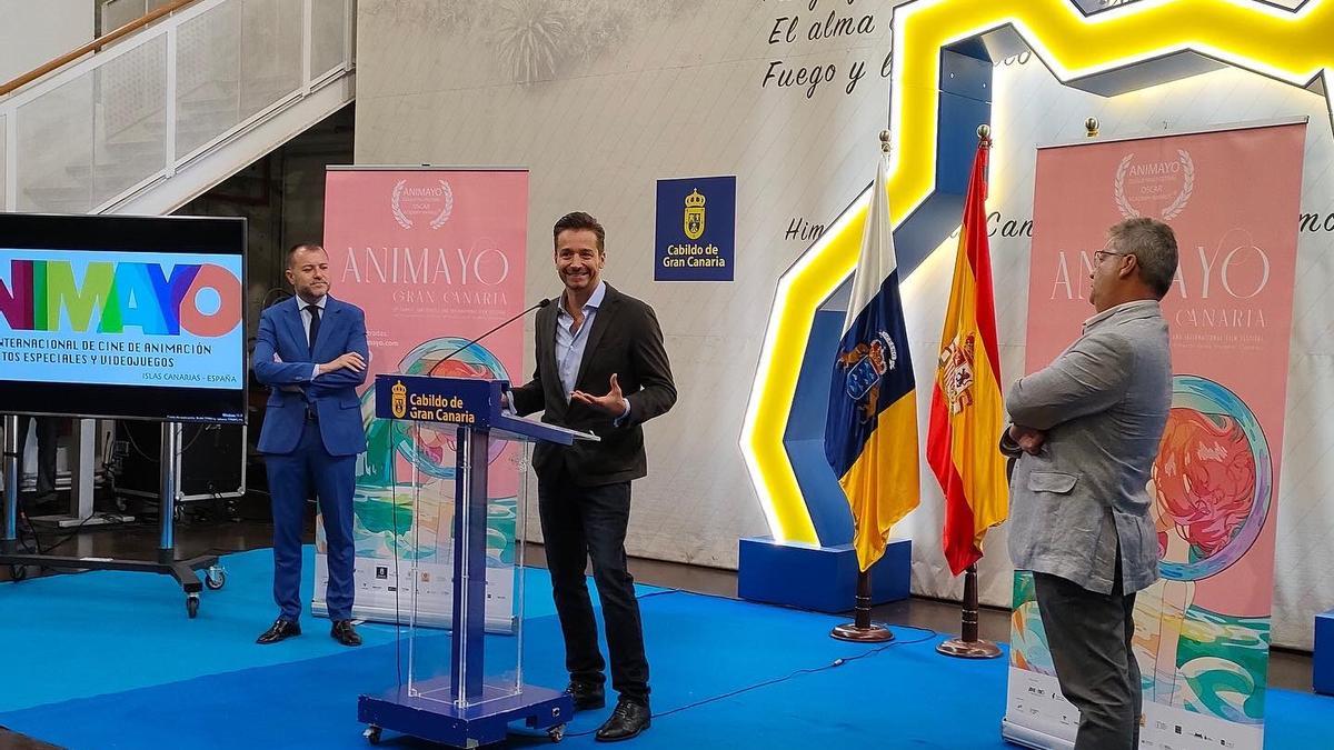 Damián Perea, durante su intervención ayer en el patio del Cabildo junto a Teodoro Sosa y Fernando Fernández