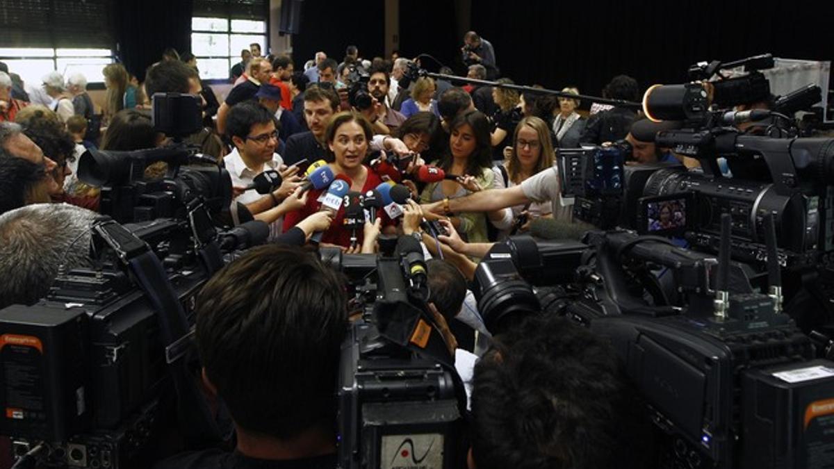 Ada Colau, en el centro de atención de los periodistas.