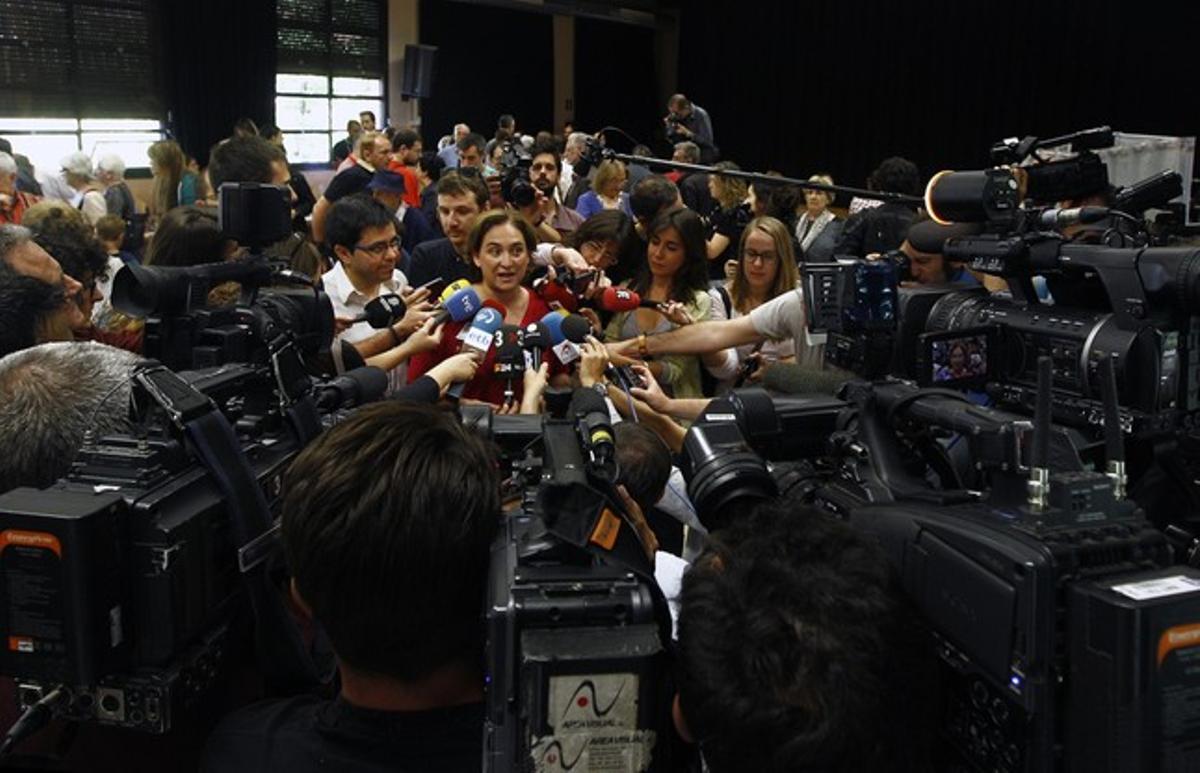 Ada Colau, al centre d’atenció dels periodistes.