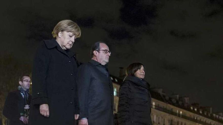 Merkel, Hollande e Hidalgo, ayer, en la plaza de la República. // Reuters