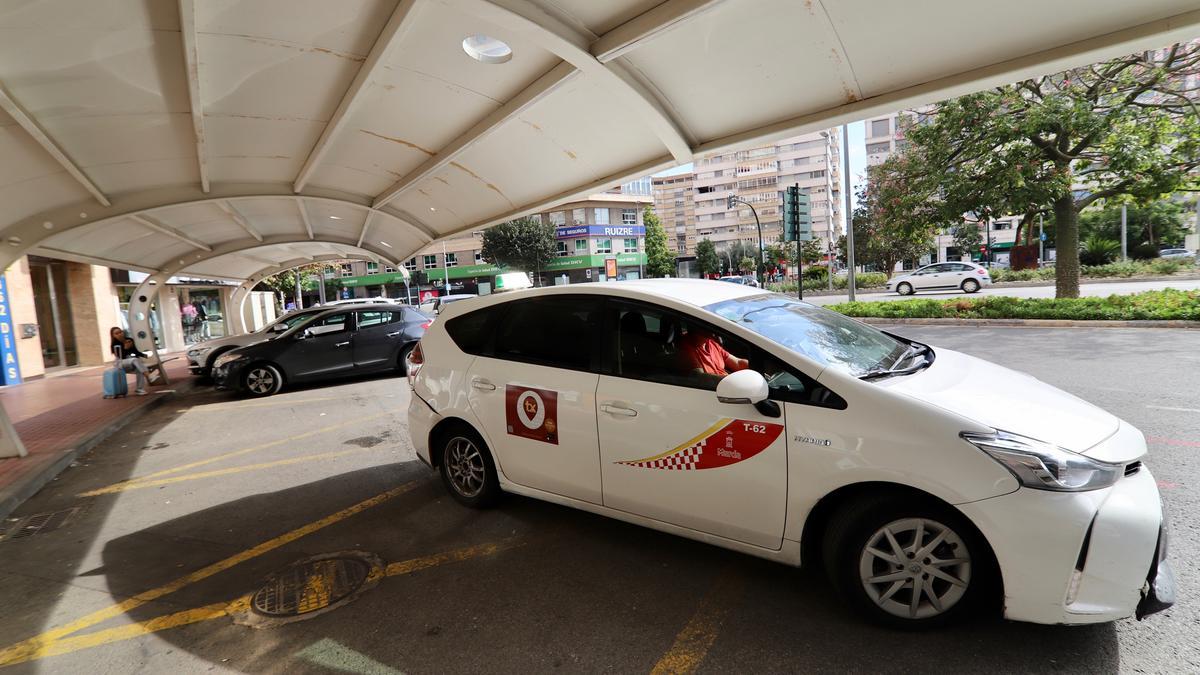 Un taxi de Murcia en la parada Díez de Revenga.