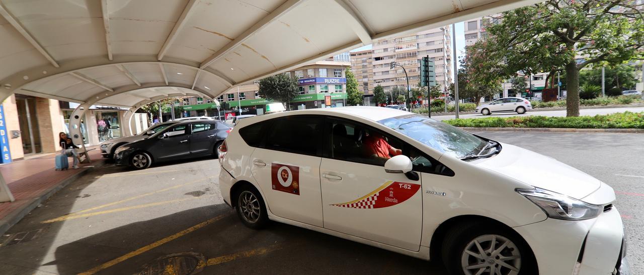 Un taxi de Murcia en la parada Díez de Revenga.