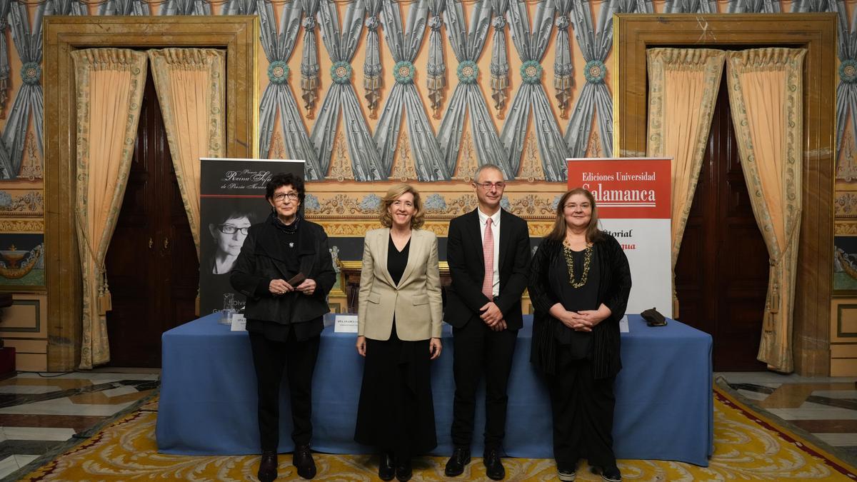 Presentación de “La caída de Ícaro” en el Palacio Real. Por la izquierda, Olvido García Valdés, la directora de Patrimonio Nacional, el rector de la Universidad de  Salamanca y la catedrática Amelia Gamoneda.